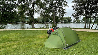 planter sa tente à Dun sur Meuse - Kity Caravann Inn - Camping pêche 3 étoiles dans la Meuse en bord de lac